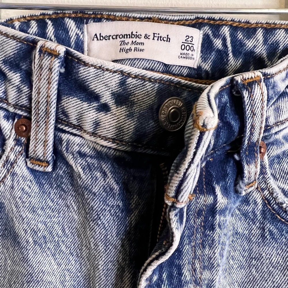 Abercrombie Women’s Jeans Mom High Rise Fit. Size 23/000